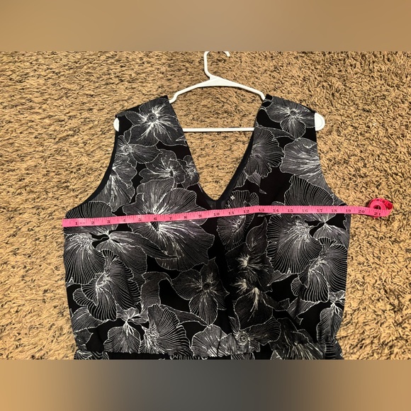 🌟Host Pick!!🌟Women’s Floral Romper. - Picture 3 of 6